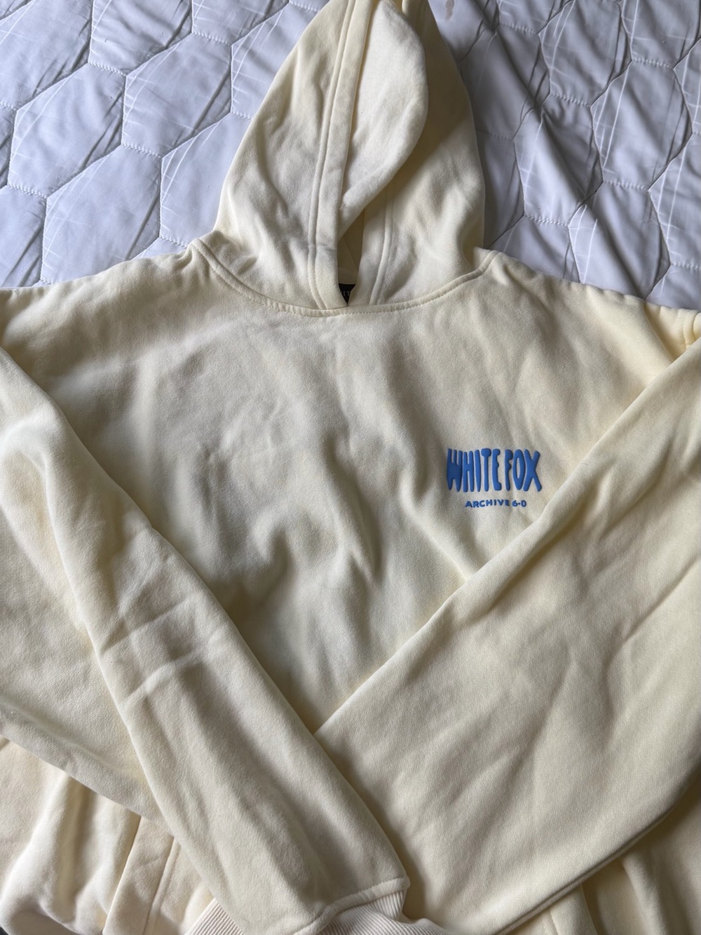 white fox cream/blue hoodie